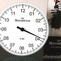 MeisterSinger stolní hodiny WU18