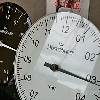 MeisterSinger stolní hodiny WU18