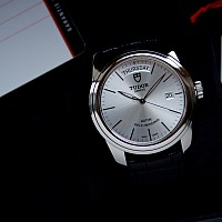 Tudor Glamour Date + Day KOMISE 420180060